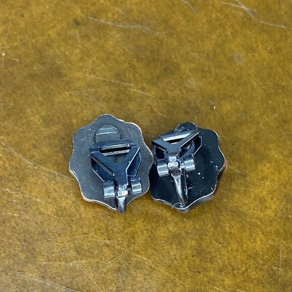 Small Vintage Copper framed Cameo Clip Earrings - Picture 3 of 4